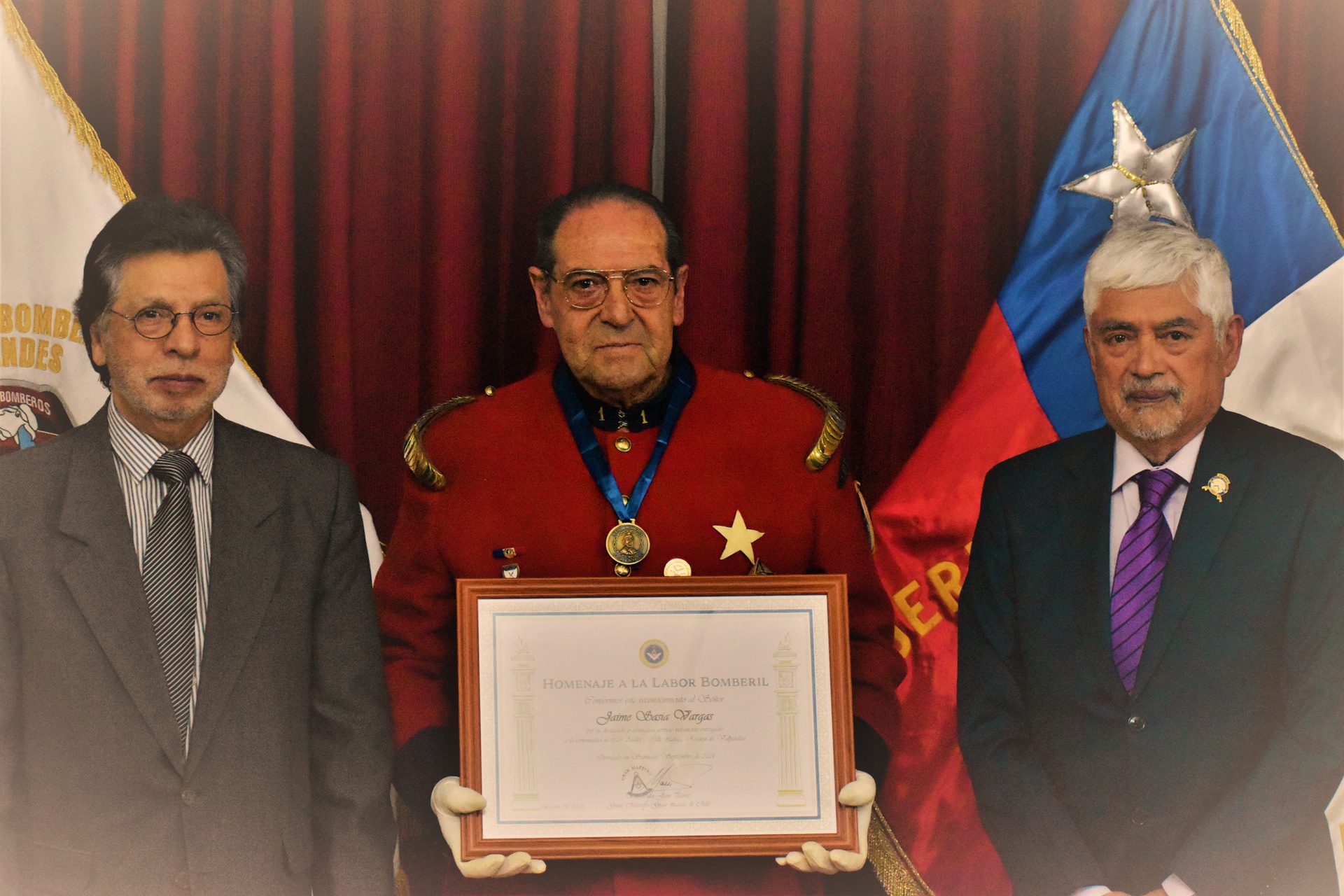 Reconocen a Bombero Voluntario Jaime Sasia Vargas por su dedicación y servicio en Los Andes