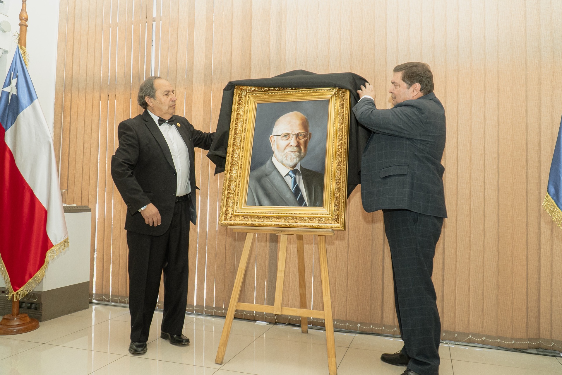 Develan retrato del Gran Maestro Sebastián Jans Pérez en la Gran Logia de Chile