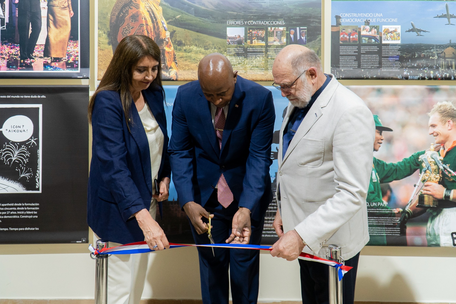 Inauguran exposición de Nelson Mandela en la Gran Logia de Chile